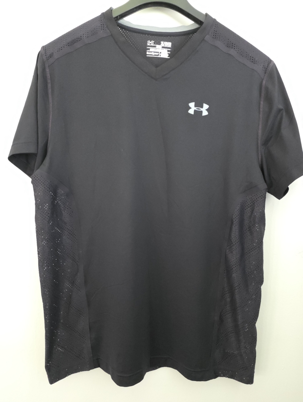 Vintage NWOT Under Armour Men’s Black V-Neck Vent Shirt XL